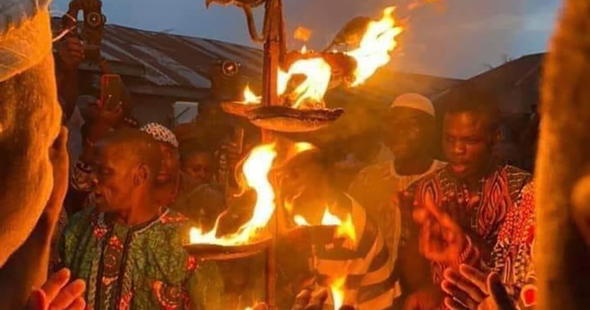 Encendido de la lámpara de 16 puntas durante el festival de Osun Osogbo